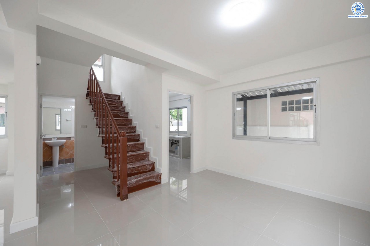 บ้านมือสองตกแต่งใหม่ โครงการ ศุภาลัยวิลล์ วงแหวน-รัตนาธิเบศร์ เนื้อที่กว้างกว่า 52 ตร.ว. ฟังก์ชัน 3 ห้องนอน 2 ห้องน้ำ 2 ที่จอดรถ ตอบโจทย์ทุกการเข้าอยู่ บนทำเลเดินทางสะดวก เชื่อมต่อถนนหลายเส้นทาง เพียง 15 นาทีก็ถึงรถไฟฟ้าสายสีม่วง "สถานีคลองบางไผ่" ใกล้ทางด่วน "กาญจนาภิเษก"